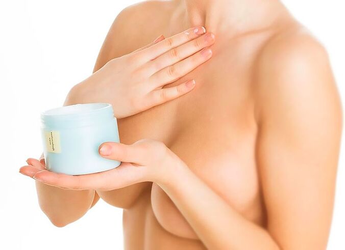 Massage des seins avec de la crème pendant la grossesse
