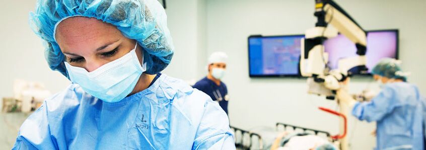 Les chirurgiens pratiquent la chirurgie plastique pour une augmentation mammaire