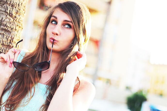 Une fille se demande si elle devrait subir une chirurgie plastique pour agrandir ses seins.