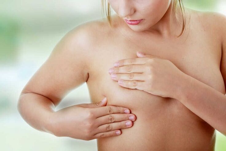 Examen des seins après une chirurgie d'augmentation