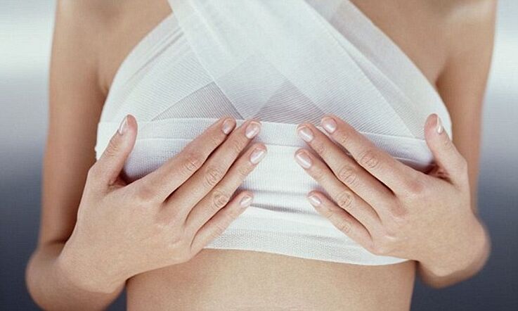 seins bandés après une chirurgie d'augmentation mammaire